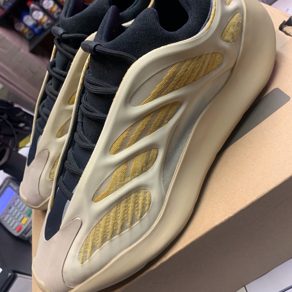 Yeezys 700 - Picture 7 of 7